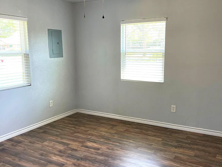3921 Avenue H — Photo 12
