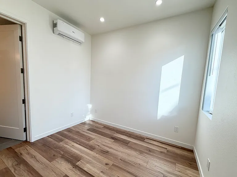 Village Whittier — Photo 15