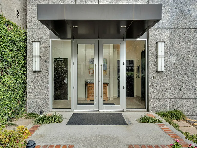 The Howard Luxury Apartments — Photo 52