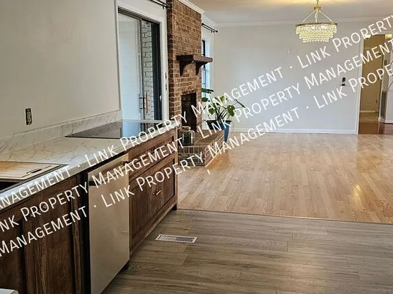 9328 Berkshire Cir — Photo 45