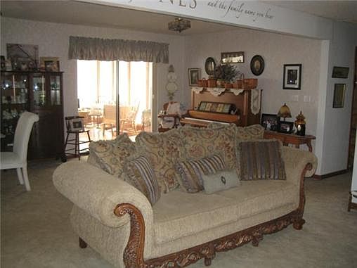 4th image of 802 E Beulah St