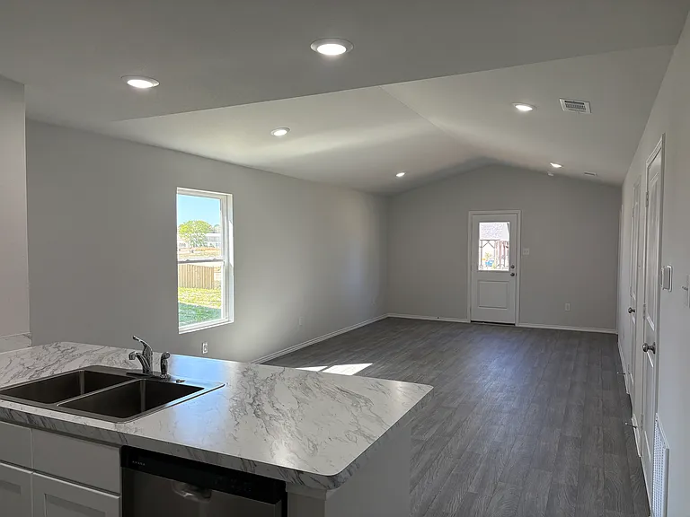 211 Blue Bird Ln — Photo 3