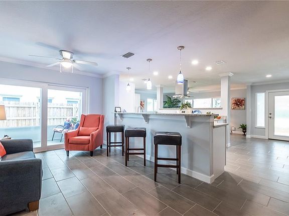 3rd image of 5620 Venetian Blvd NE