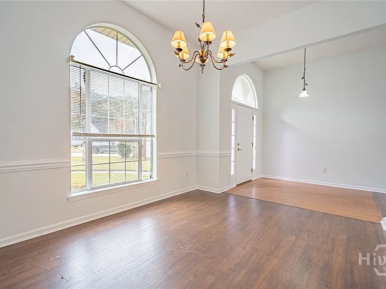 114 Laurens Ln — Photo 4
