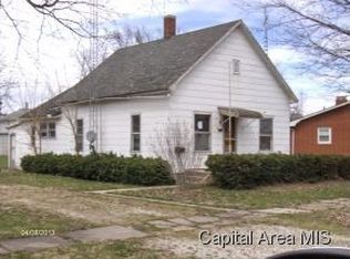 717 School St, Nokomis, IL 62075