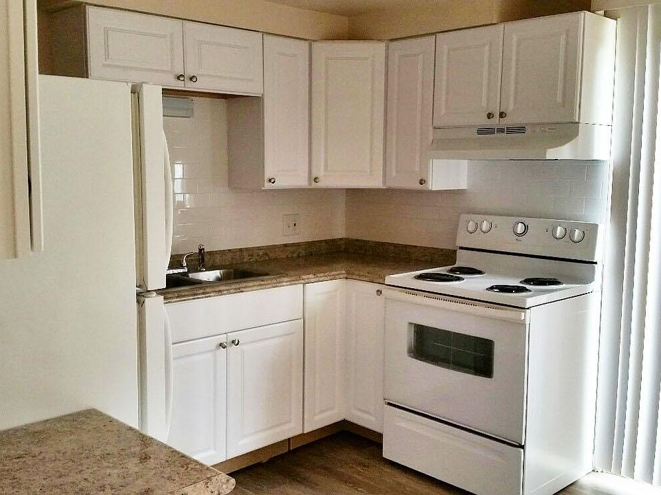 105 Stonecrest Lane Butler Pa for rent. Beautiful new kitchen with new cabinets, countertop and subway tile backsplash. 724-712-9272