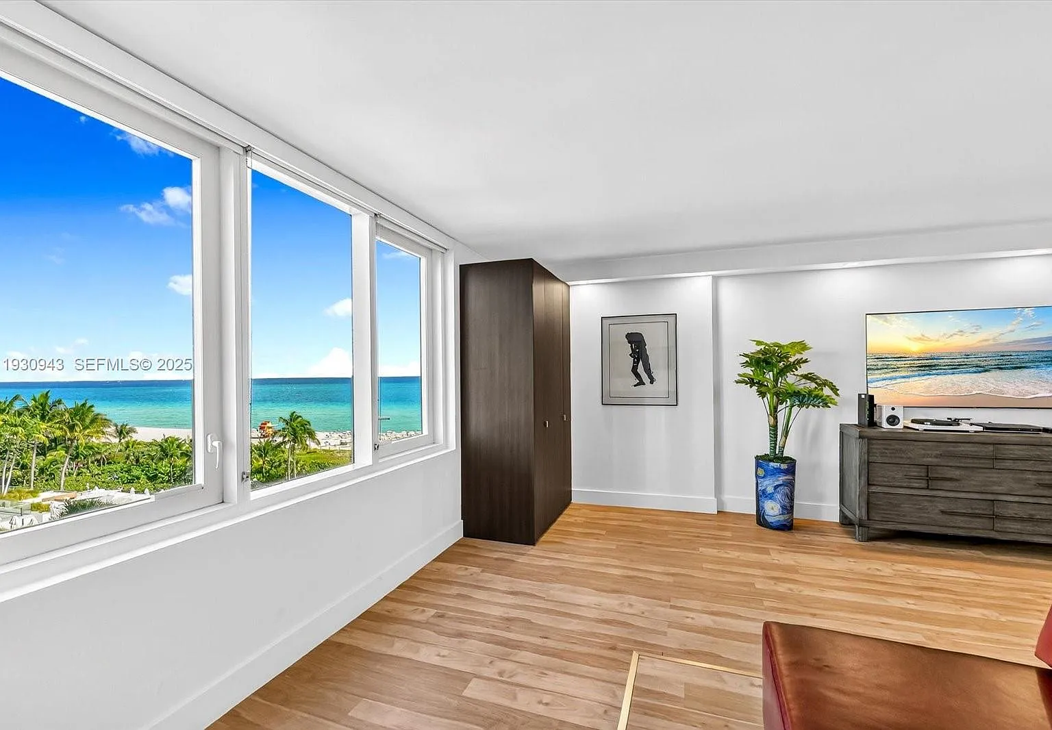 Roney Palace Condo — Photo 3