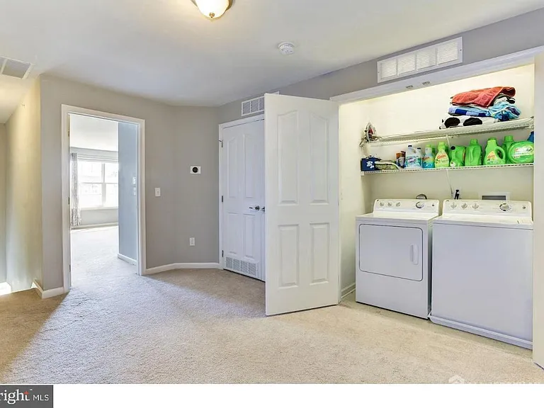 319 E Kramer Ct — Photo 3