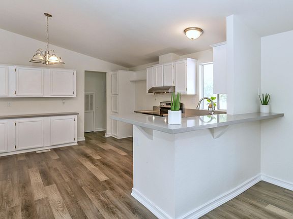 4th image of 1521 E Grovers Ave