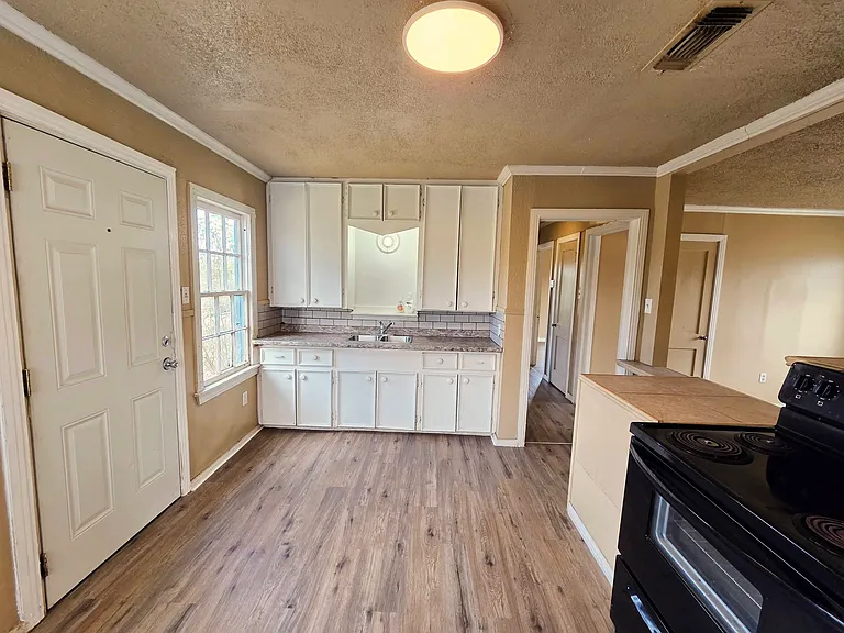 1319 Sycamore St — Photo 11