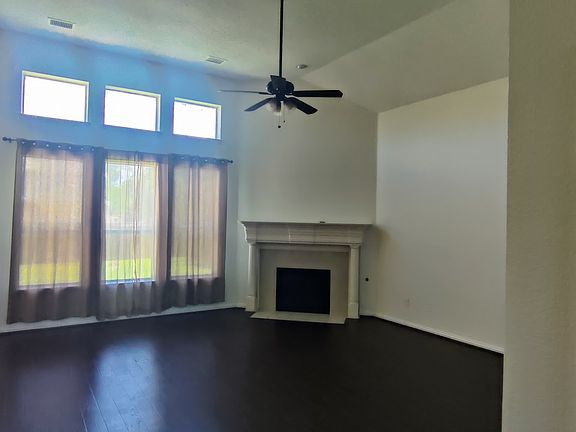 3rd image of 7478 Greenvalley Ln