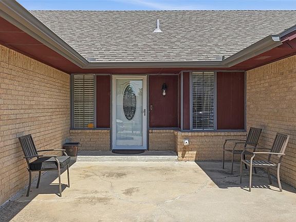 3rd image of 1412 Foxfire St