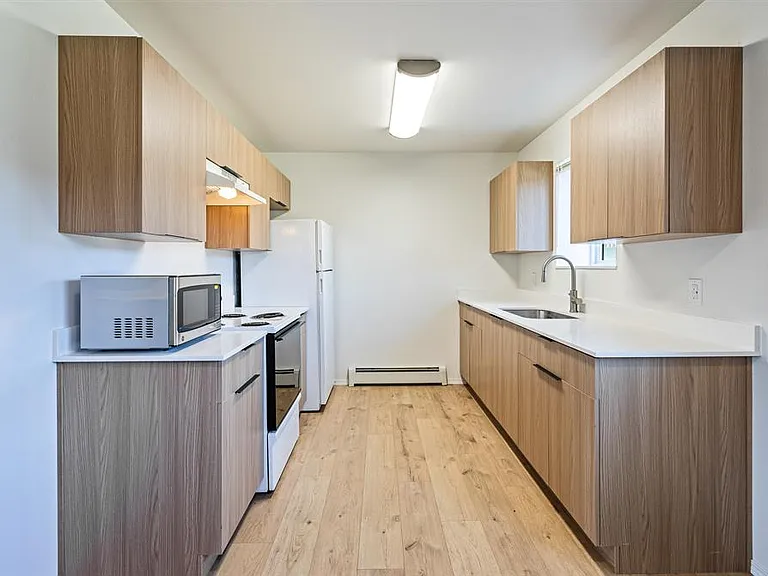 North Russell Apts-1650 N Russell — Photo 8