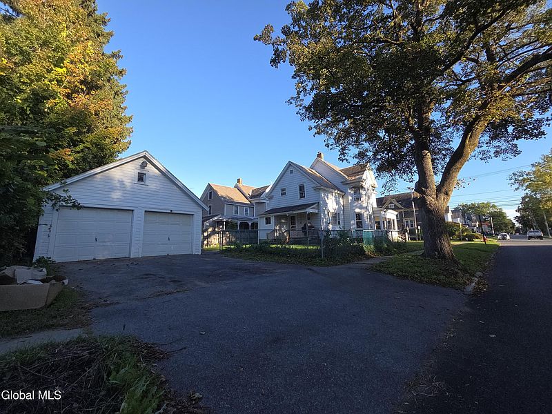 4th image of 47 Maple Street