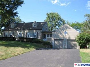 6125 Country Club Rd, Omaha, NE 68152