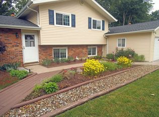 4988 Berkshire Dr, North Olmsted, OH