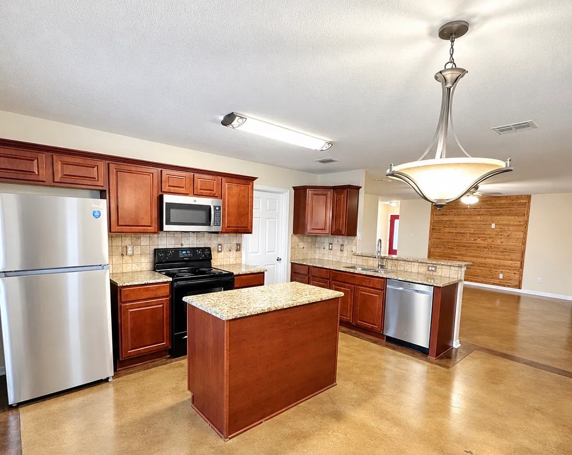 3 bed, 1582 sqft, $1,950 — Photo 1