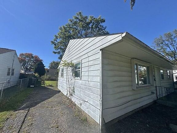 3rd image of 903 S Hampton Rd