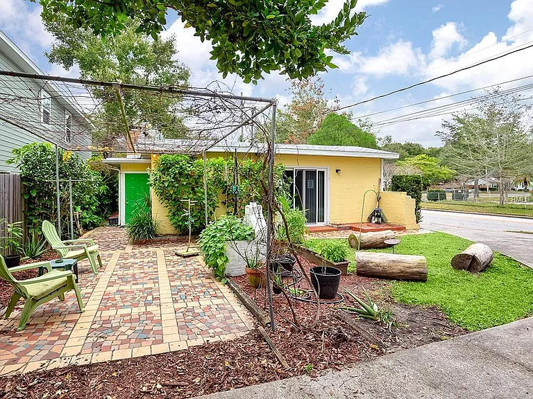810 N Hampton Ave — Photo 1