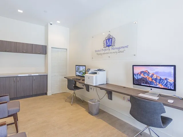 Business Center & Laptop Bar