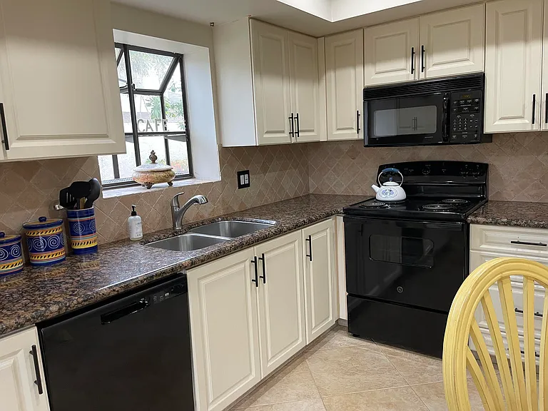 354 SW 28th Ave — Photo 10