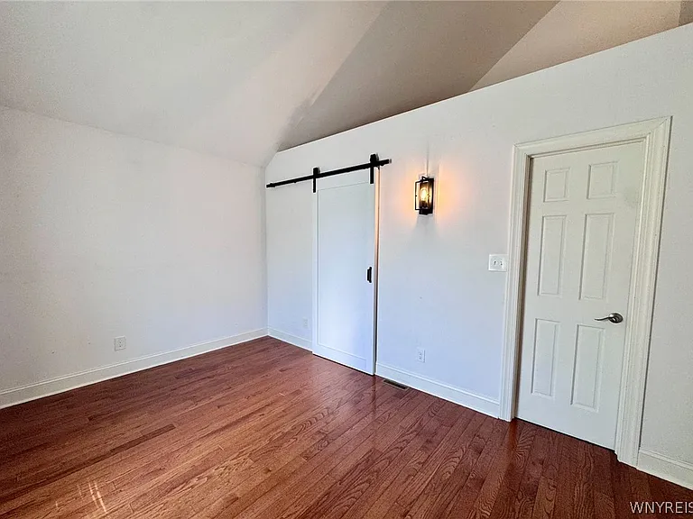 762 Columbus Pkwy — Photo 24