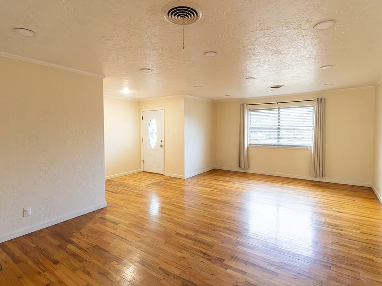 1556 Singleton Ave — Photo 3