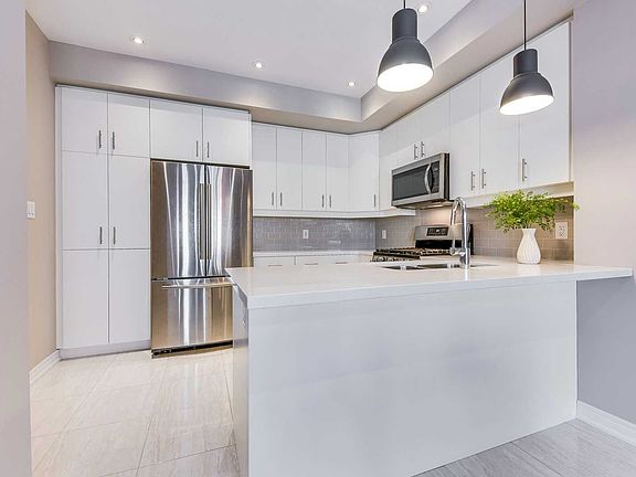 3rd image of 372 Belcourt Cmn