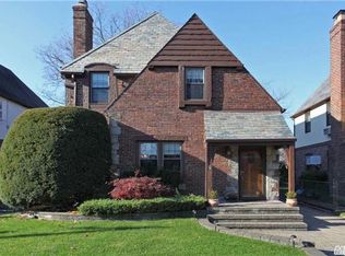 7 Weybridge Rd, Mineola, NY 11501