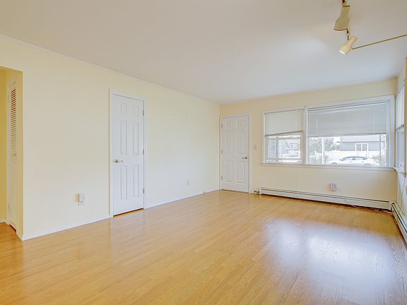 3rd image of 670 W Beech St Floor 1