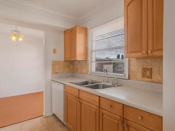 4 Golfs Edge #E, West Palm Beach, FL 33417