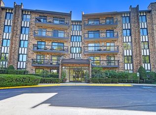 501 Lake Hinsdale Dr APT 208, Willowbrook, IL 60527