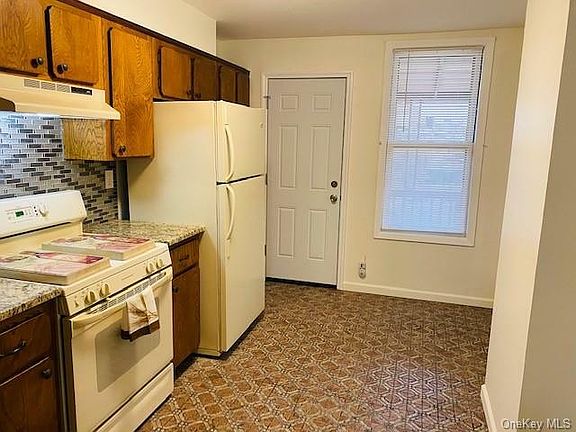 3rd image of 516 Morris Park Ave Floor 2