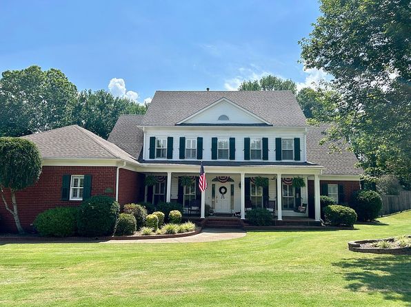 1090 Lake View Dr
