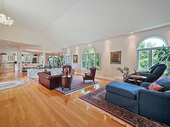 5th image of 200 Vernet Dr