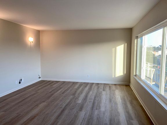 4th image of 3090 Vicente St #302