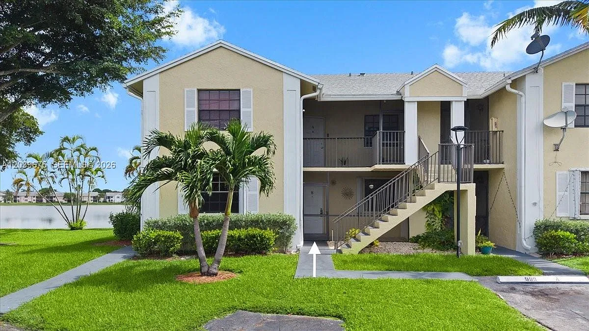999 Hamilton Dr — Photo 2