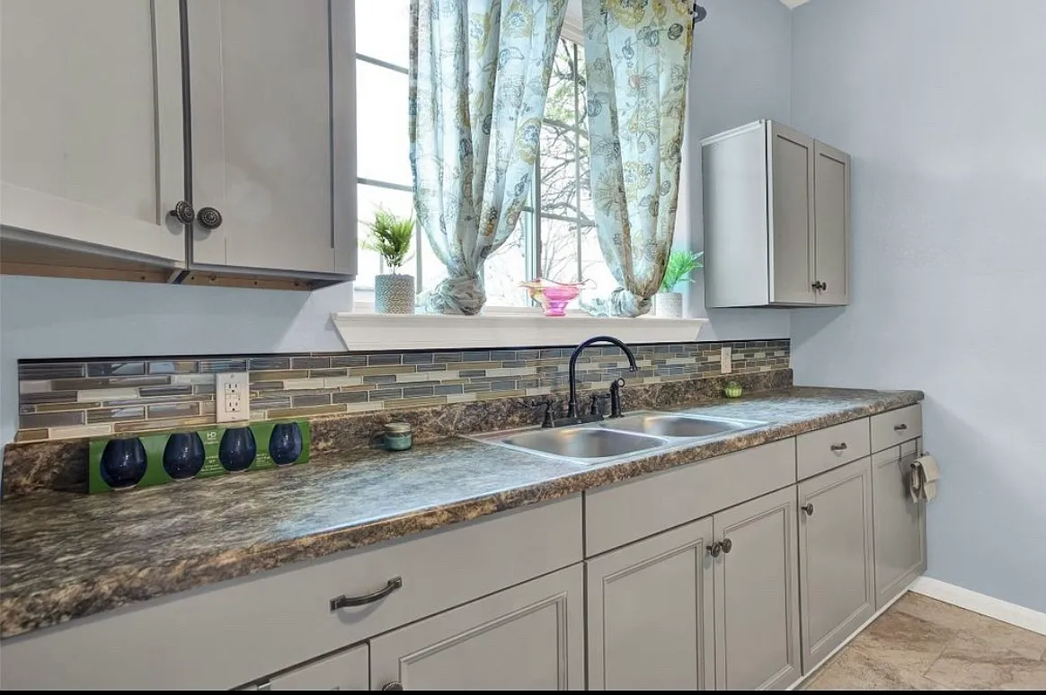 704 E Chaffin St — Photo 4
