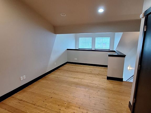 5th image of 950 Lincoln St #207