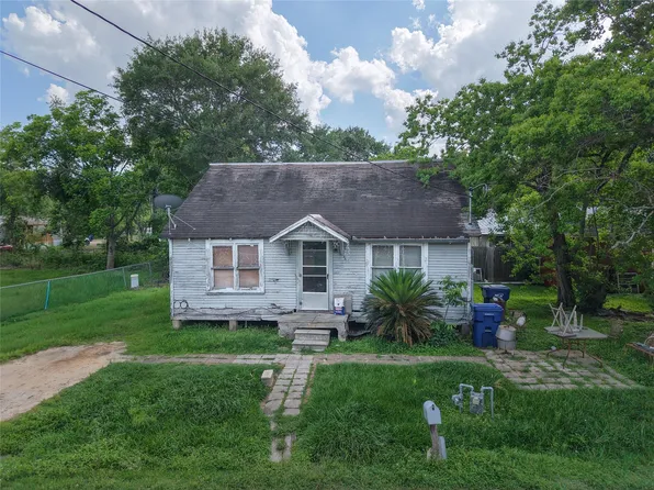 407 Clay St, Eagle Lake, TX 77434