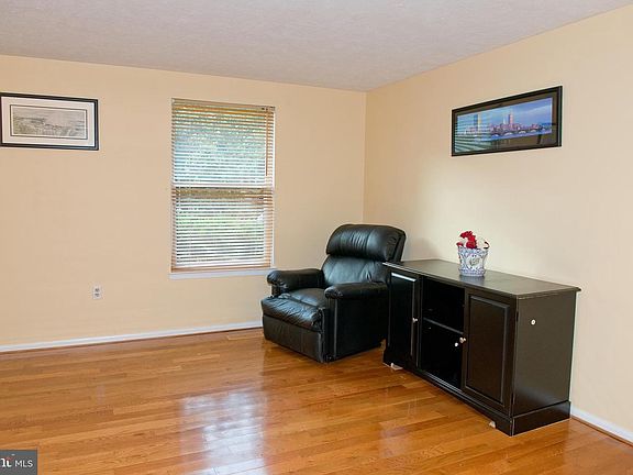 4th image of 10011 Bush Ln
