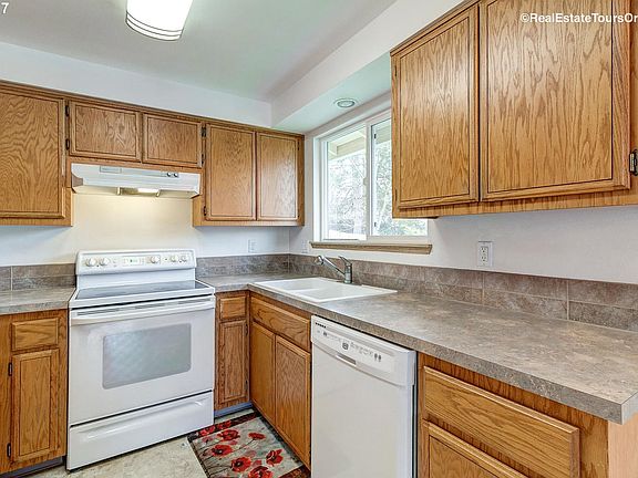 5th image of 9430 SW North Dakota St