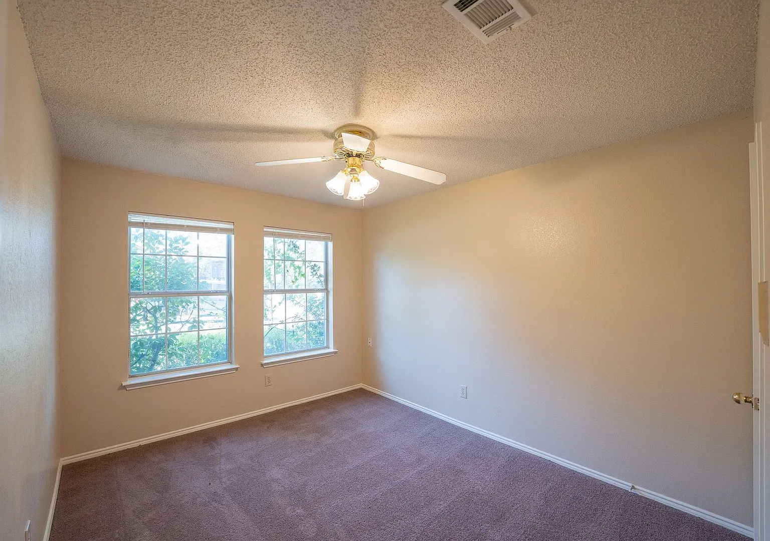 Spacious home over 1900 sqft! — Photo 4