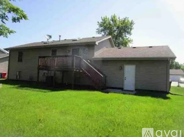 5 bed, 2400 sqft, $3,100 — Photo 2