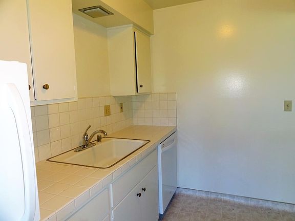 2nd image of 67 Fairview Plz APT 1