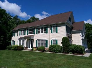 8 Mackenzie Ln N, Denville, NJ 07834