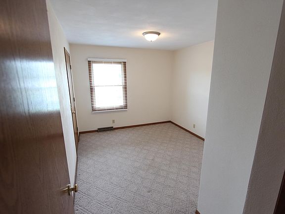 3rd image of 1302 Camelot Dr