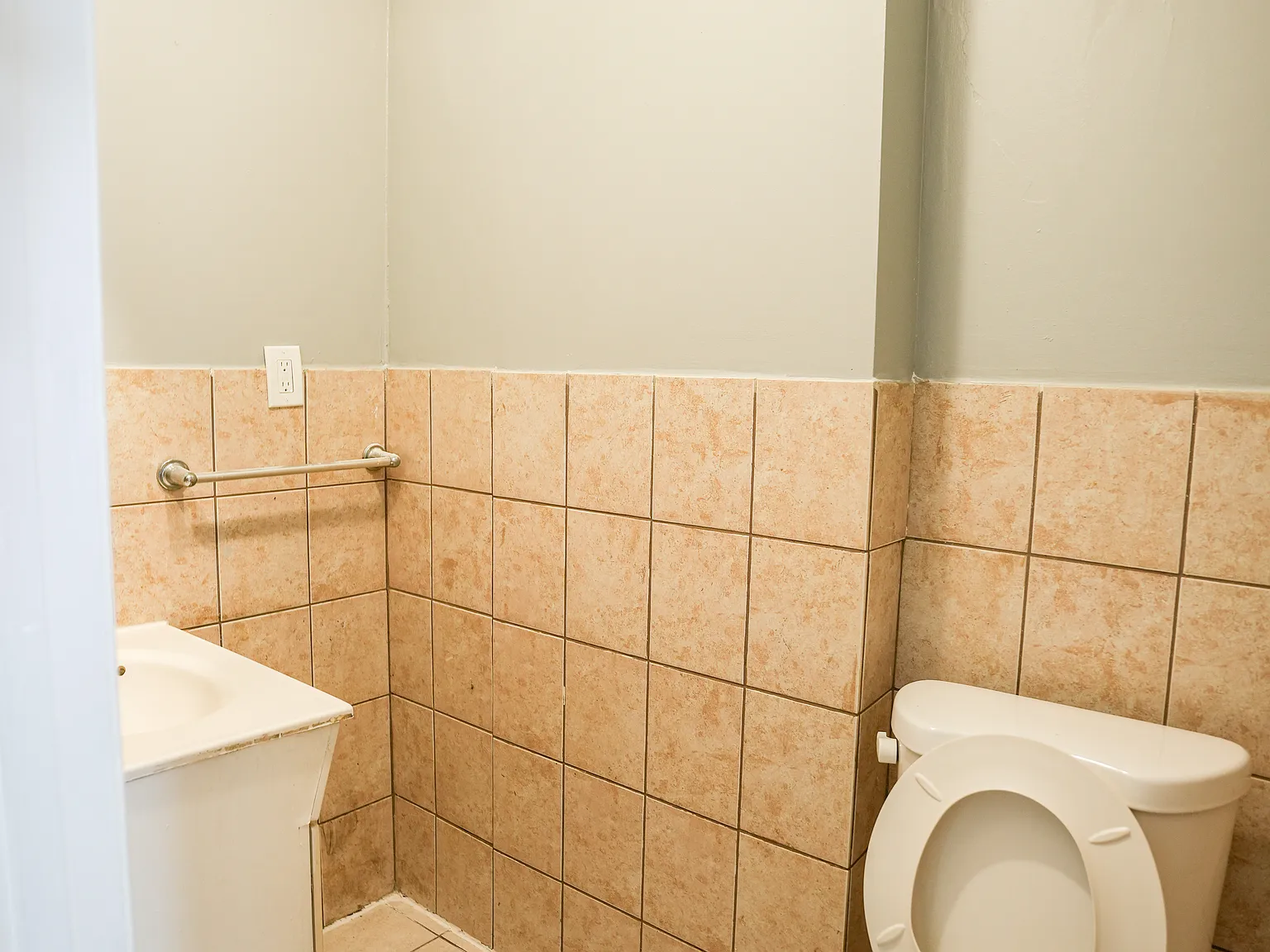 3 bed, 1300 sqft, $1,900 — Photo 3