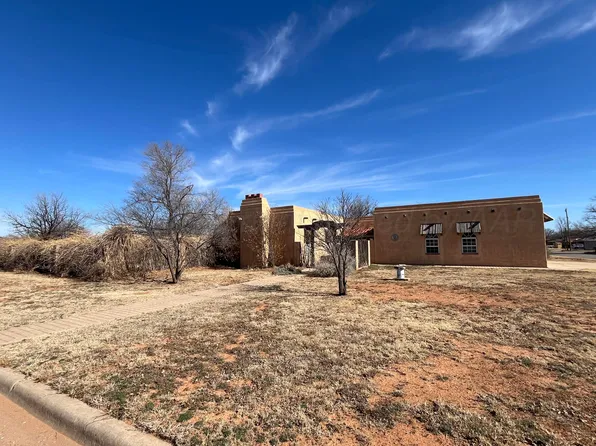 911 S Main St, Childress, TX 79201