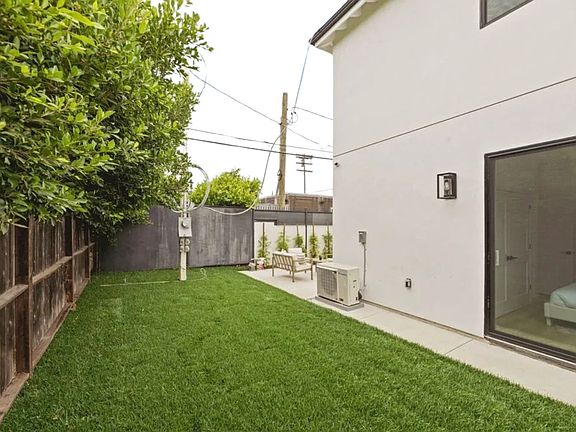 3rd image of 2370 Kelton Ave #B